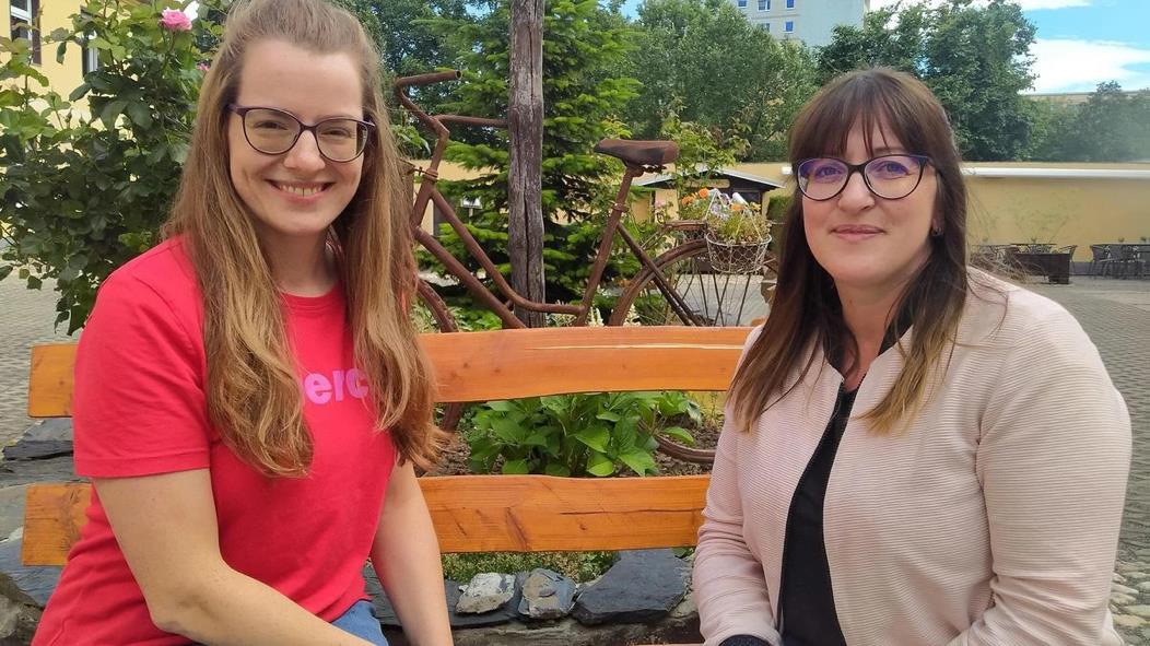 Foto: Steffi Hardell-Illgen (l.) und Ines Borowsky gehören zum Agathe-Team. Angedockt am städtischen
Gesundheitsamt wird Agathe vom Freistaat gefördert.
© Funkemedien Thüringen | Fanny Zölsmann
